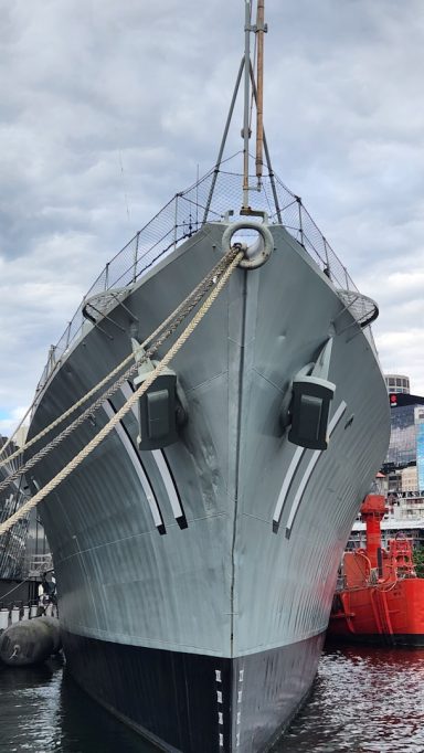 Kiel Ein graues Schiff mit auffälligen Bugdetails im Hafen.