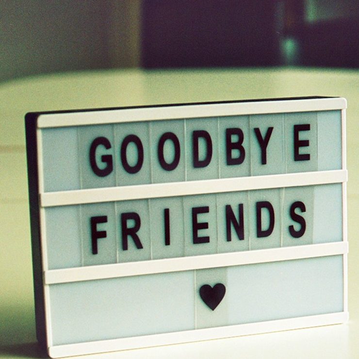 Früher Abschied von Veranstaltungen Lichttafel mit der Aufschrift "GOODBYE FRIENDS" und einem Herz.