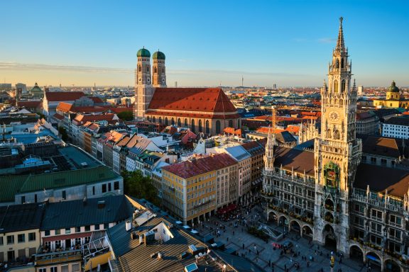 München Blick auf München mit der Frauenkirche und dem Neuen Rathaus bei Sonnenuntergang.