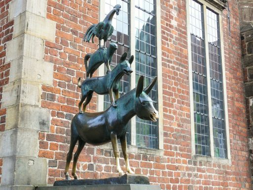 Bremen Bronzeskulptur der Bremer Stadtmusikanten, bestehend aus Esel, Hund, Katze und Hahn.